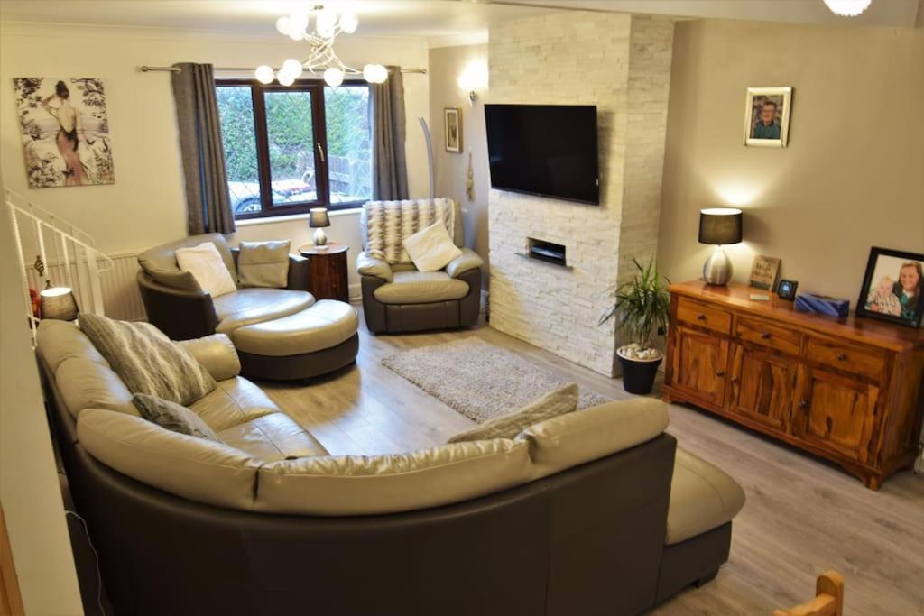 Mikes At Menai - Stylish & Spacious 3 Bed House In Menai Bridge. Exterior photo
