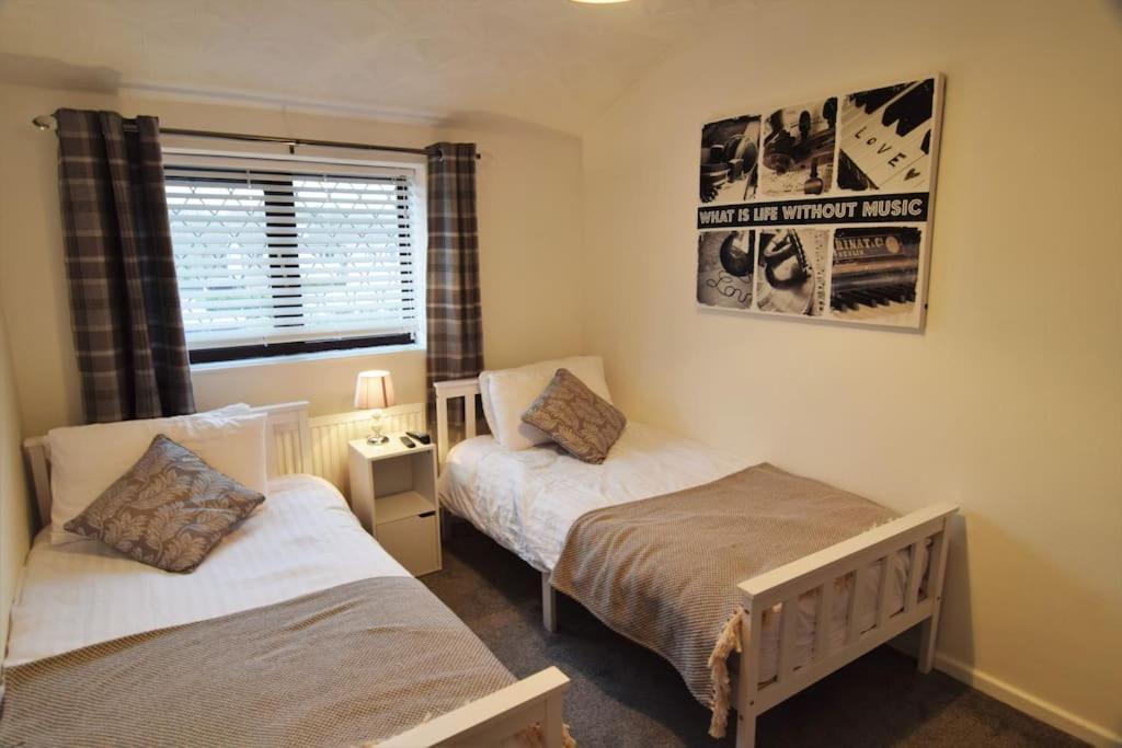 Mikes At Menai - Stylish & Spacious 3 Bed House In Menai Bridge. Exterior photo